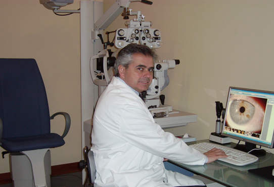 Dr. ARGUEDAS, Jefe del Servicio de Oftalmología de la Policlínica Comarcal del Vendrell.